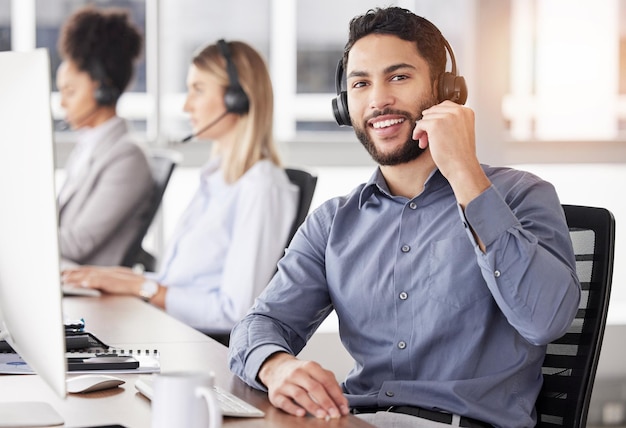 Central de atendimento e atendimento ao cliente de retrato com um homem consultando usando um fone de ouvido em seu escritório de suporte CRM entre em contato conosco ou telemarketing com um consultor masculino trabalhando em uma agência de comunicação