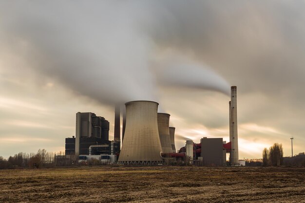 Central eléctrica de carbón con cielo nublado