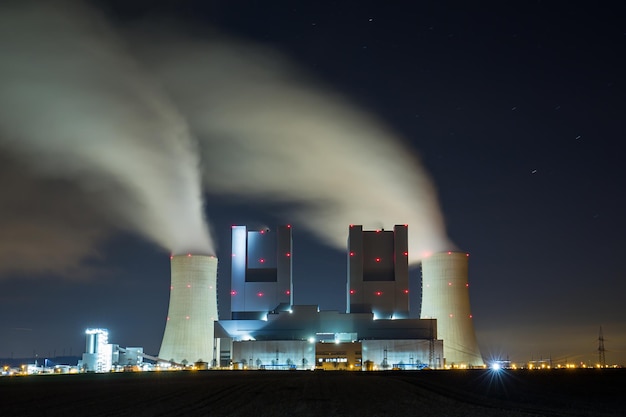 Central eléctrica de carbón en la noche