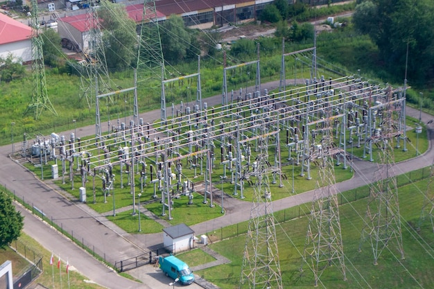 Central eléctrica - estación de transformación. Multitud de cables y alambres. Foto de alta calidad desde arriba.