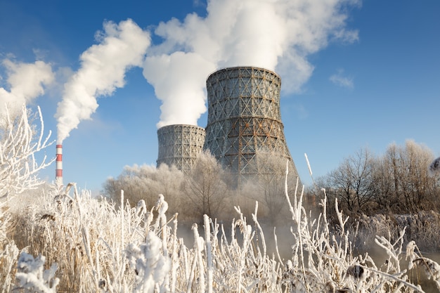 Central eléctrica, humo de la chimenea en un día helado