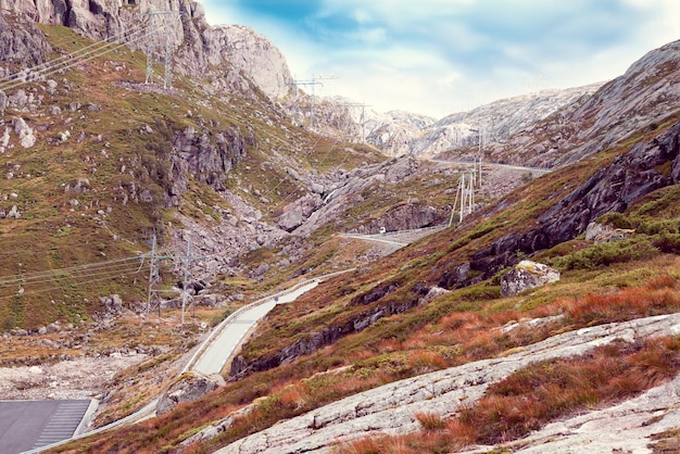 Central eléctrica entre montaña rocosa