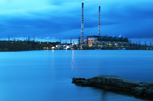 Central eléctrica de noche