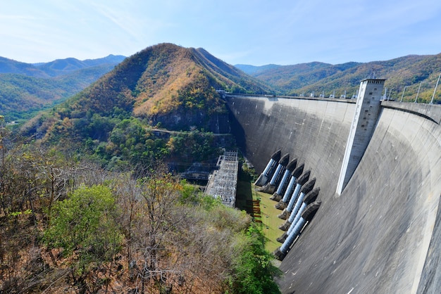 La central eléctrica de la presa en Tailandia