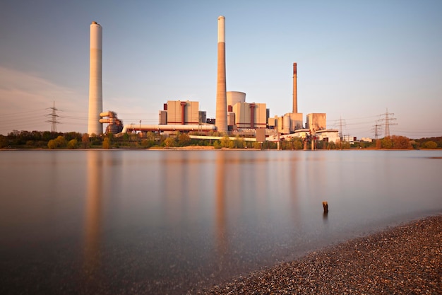 Central eléctrica en el río Exposición larga