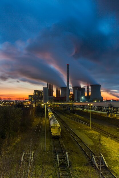 Central elétrica de lignite industrial no pôr do sol