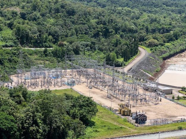 La central hidroeléctrica cerca de la gran presa de tierra