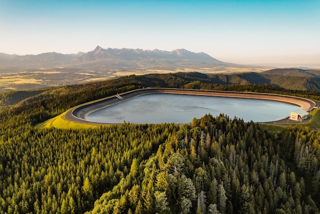 Central hidroeléctrica Cierny Vah Atardecer en Eslovaquia Liptov Paisaje de los Altos Tatras Picos monumentales sobre el nivel del agua