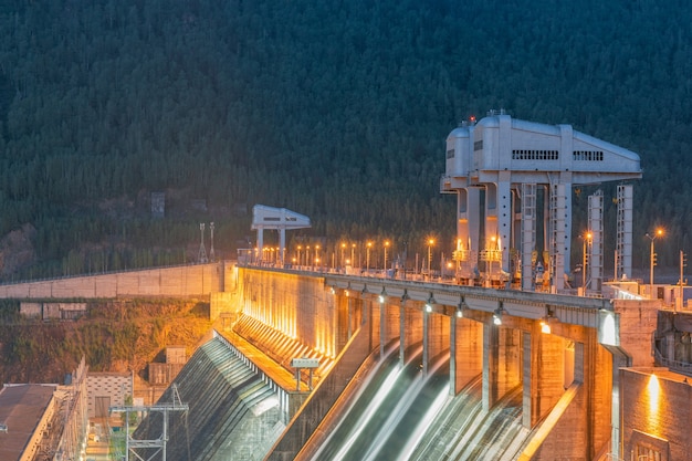 Central hidroeléctrica con iluminación nocturna.