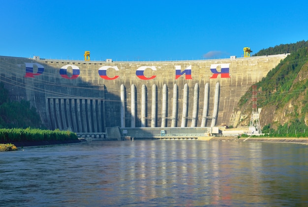 Foto la central hidroeléctrica más grande en las orillas de las montañas del río yenisei