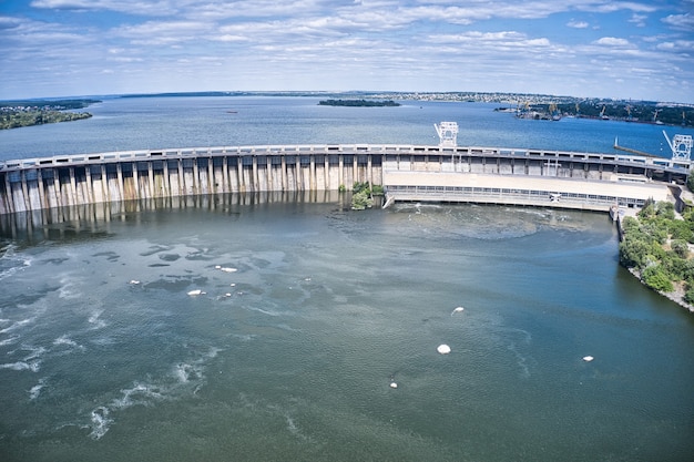 La central hidroeléctrica más grande del río Dnieper en Zaporozhye.