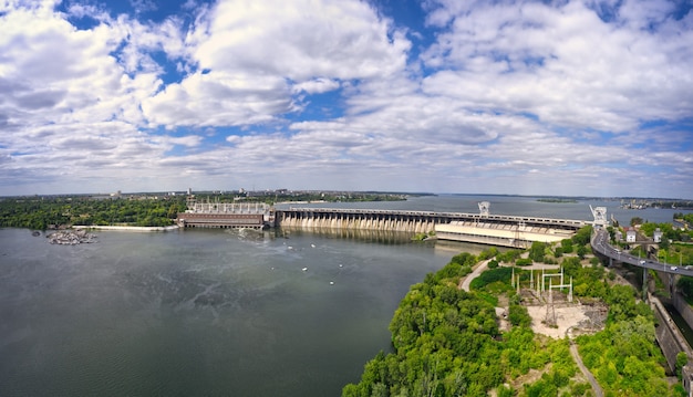 La central hidroeléctrica más grande del río Dnieper