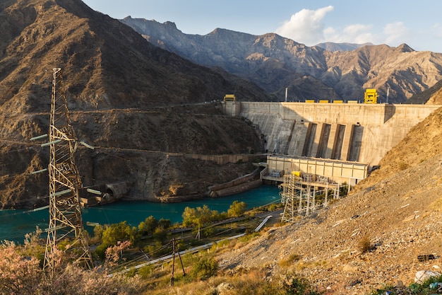 Central hidroeléctrica en el río Naryn, Kirguistán