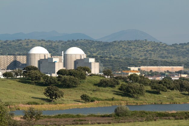 Central nuclear de Almaraz en el centro de España