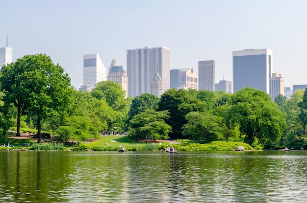 Central Park an einem sonnigen Tag und ein schöner Kontrast zu Wolkenkratzern und Gebäuden Manhattan New York City USA