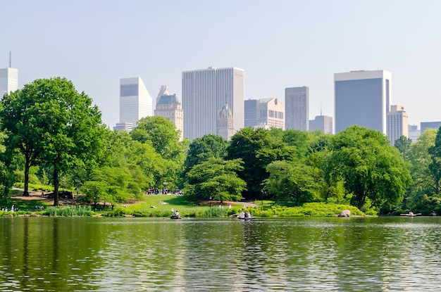 Central Park en un día soleado y un hermoso contraste con los rascacielos y edificios de Manhattan, Nueva York, EE.UU.