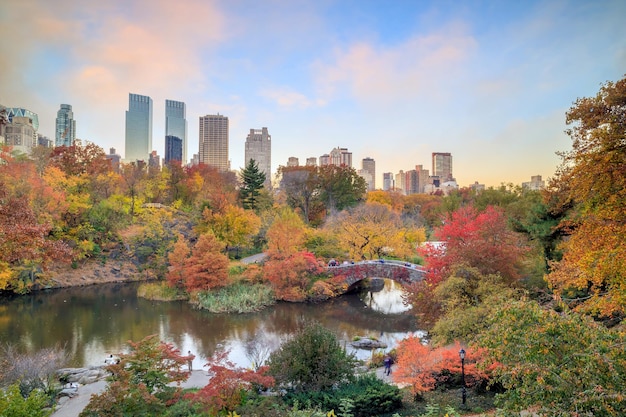 Central Park im Herbst mit bunten Bäumen und Wolkenkratzern