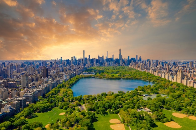 Central Park in New York mit Golfplätzen und hohen Wolkenkratzern rund um den Park