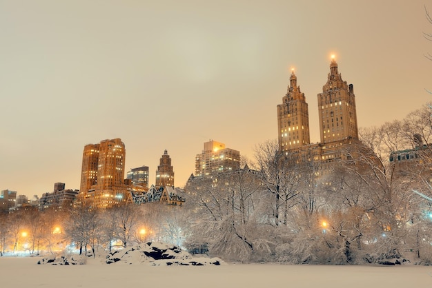 Central Park Winter bei Nacht mit Wolkenkratzern in Midtown Manhattan New York City