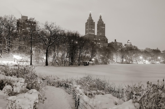 Central Park Winter bei Nacht mit Wolkenkratzern in Midtown Manhattan New York City