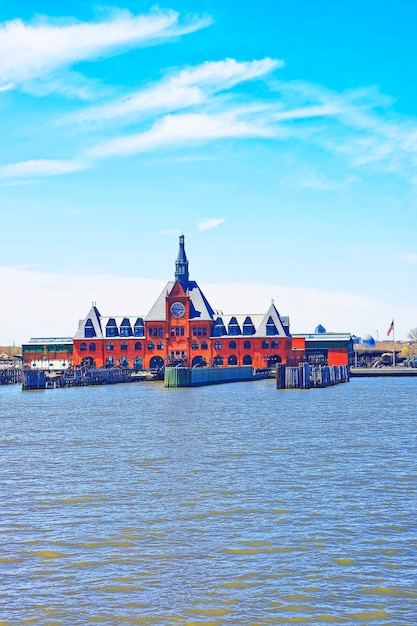 Central Railroad of New Jersey Terminal, EUA. Hudson Waterfront. Rio Hudson. Ferry desliza servindo barcos.