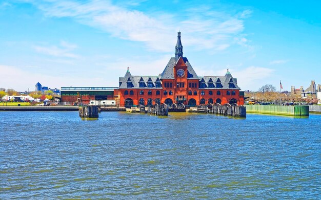 Central Railroad von New Jersey Terminal, USA. Hudson-Uferfront. Der Hudson Fluss. Fähranleger, die Boote bedienen.