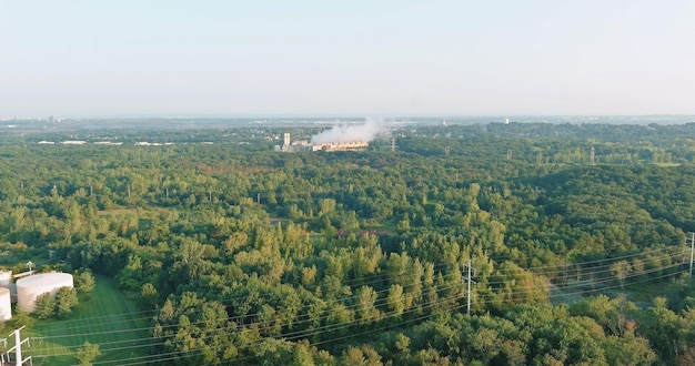 Central térmica que produce electricidad emite vapor al aire