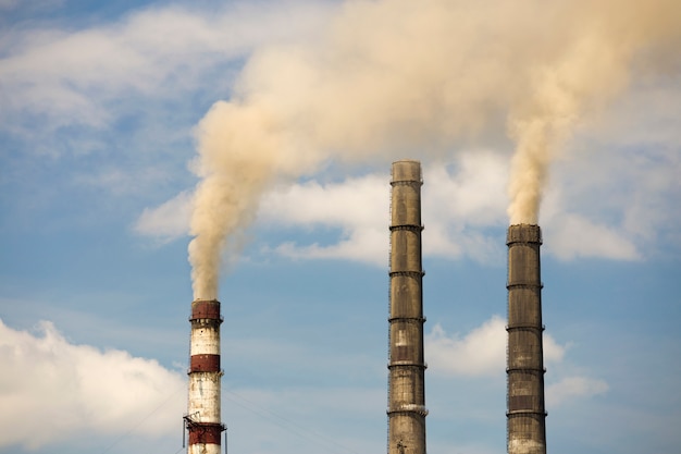 Central térmica de tuberías altas con humo espeso