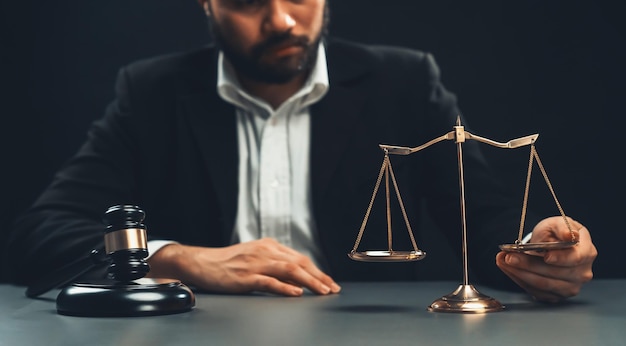 Centrar los símbolos de la justicia en el fondo borroso de la equidad de los abogados