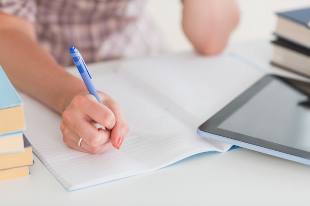 Centrarse en una mujer escribiendo