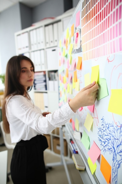 Centrarse en la tierna mano de la mujer que sostiene un brillante trozo de papel