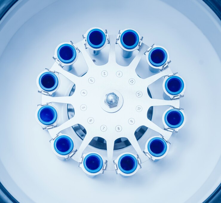 Foto centrífuga de laboratório médico moderno.
