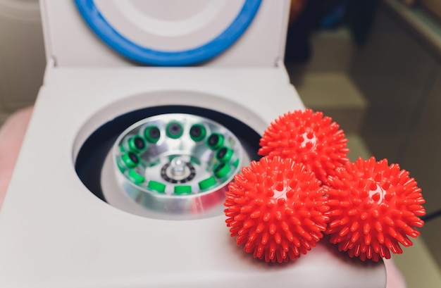 Centrifugadora de laboratorio médico con tubos de ensayo con sangre