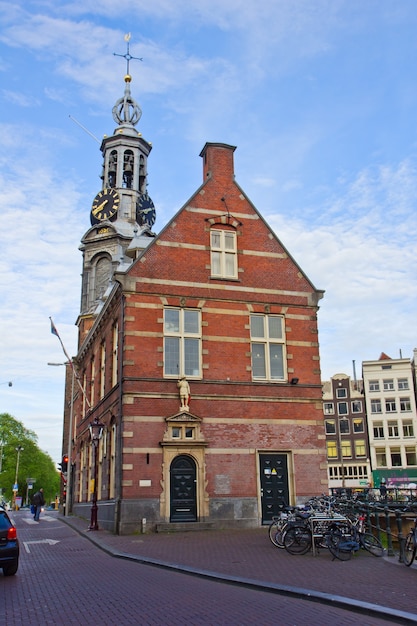 Centro de Amsterdam con la torre Munt, Países Bajos