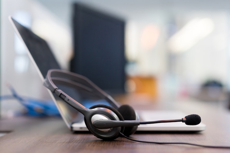 Foto centro de atención telefónica para auriculares en la oficina de informática.