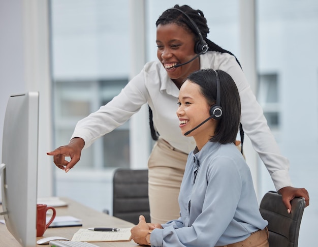 Centro de atención telefónica contáctenos y entrenando con mujeres y entrenando CRM y trabajando con el líder del equipo y ayuda Agente de servicio al cliente de computadora o trabajo de telemercadeo con mentor y feliz apoyo y confianza