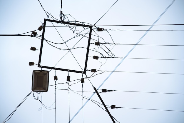 Centro de cables de electricidad cielo gris de fondo