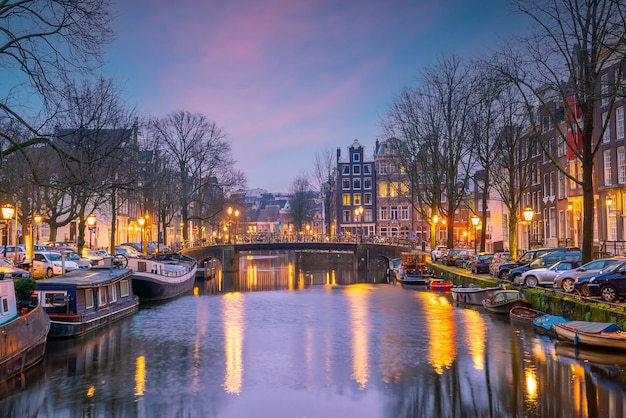 El centro de la ciudad de Amsterdam. Paisaje urbano en Holanda al atardecer