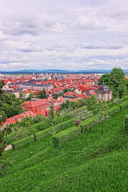 Centro de la ciudad de Bamberg en Bamberg en la Alta Franconia, en Alemania. vista desde la colina