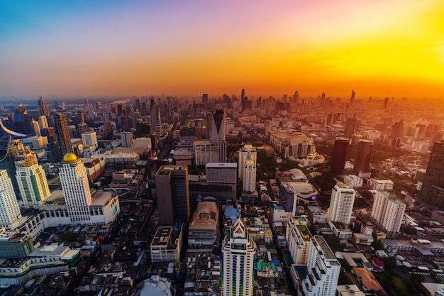 El centro de la ciudad de Bangkok y el tráfico rodado al atardecer en Tailandia