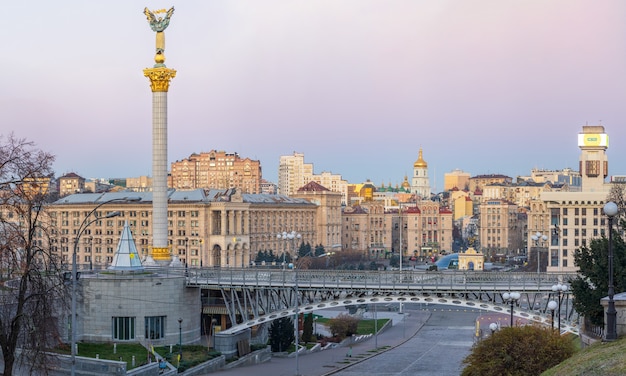 Foto centro de la ciudad cerca de la plaza de la independencia y la calle khreshchatyk antes del amanecer