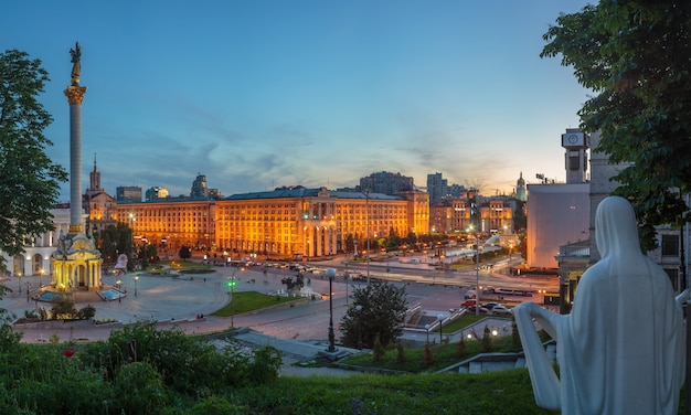 Foto centro de la ciudad cerca de la plaza de la independencia y la calle khreshchatyk por la noche