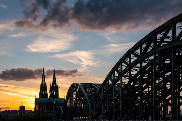 El centro de la ciudad de Colonia paisaje urbano de Alemania en la silueta de Europa