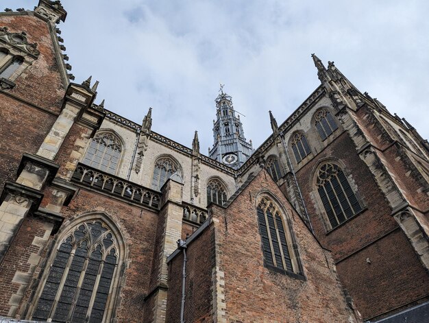 Foto centro de la ciudad de haarlem, países bajos catedral holandesa antigua iglesia de san bavo arquitectura holandesa