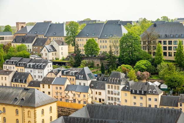 Centro de la ciudad con hileras de antiguas casas residenciales Ciudad de Luxemburgo Luxemburgo