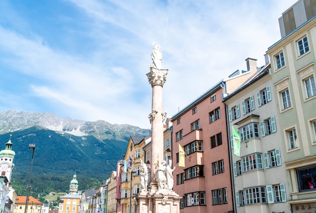 Centro de la ciudad de Innsbruck con mucha gente y cafés callejeros en Innsbruck, Tirol, Austria