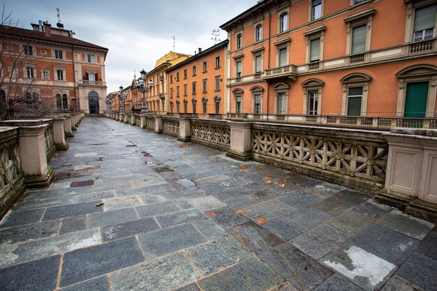 Centro de la ciudad italiana de Bolonia. vista de los edificios antiguos