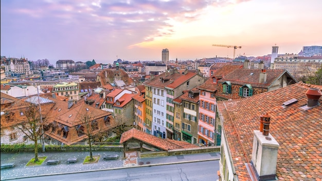 El centro de la ciudad de Lausana en Suiza al atardecer