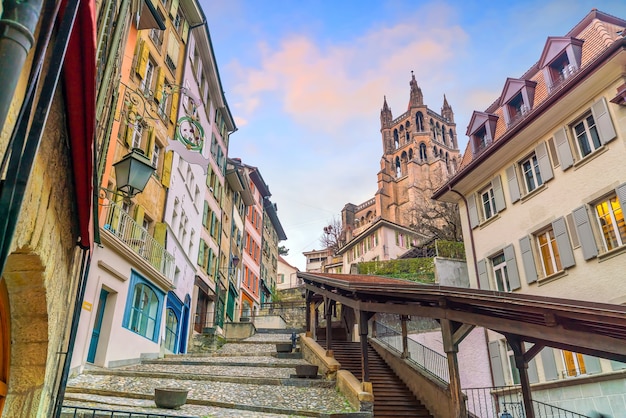 El centro de la ciudad de Lausana en Suiza al atardecer