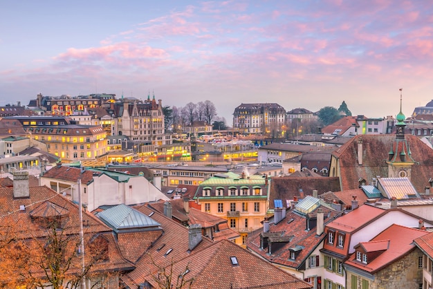 El centro de la ciudad de Lausana en Suiza al atardecer